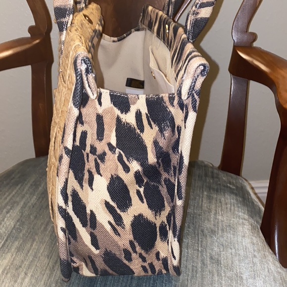 VINCE CAMUTO TOTE. NATURAL CANVAS WITH ANIMAL PRINT DESIGN. NWT 𤩠- Picture 7 of 9